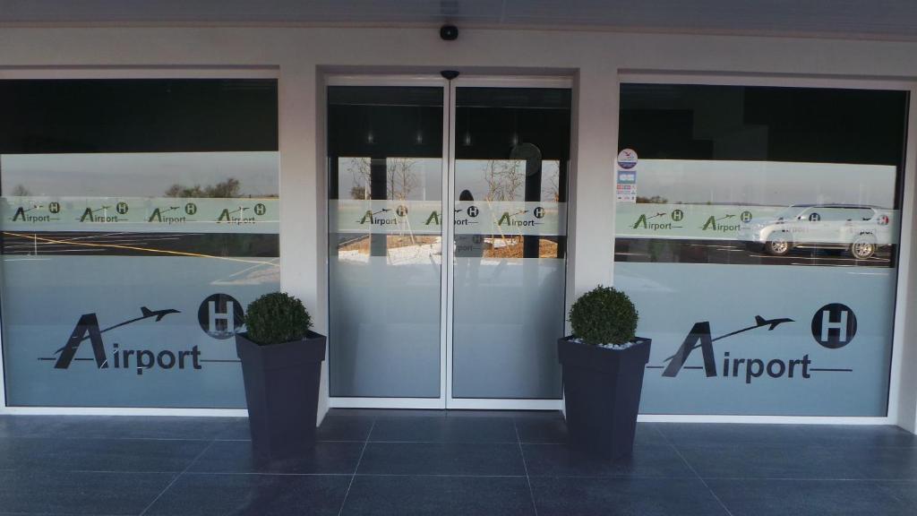 Airport-Hotel Mauregard Kültér fotó